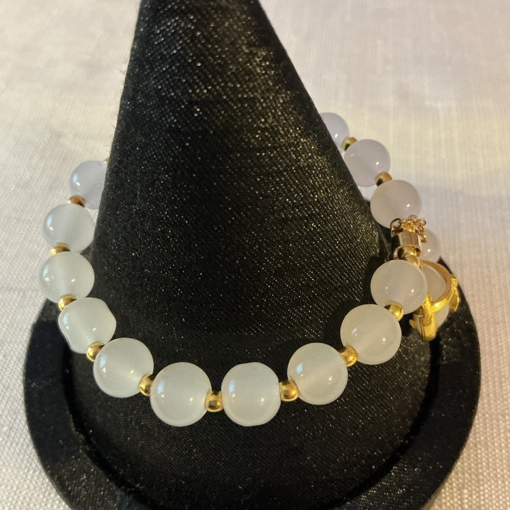 White Glass Beaded Gold Tone Charm Stretch Bracelet - Picture 4 of 5